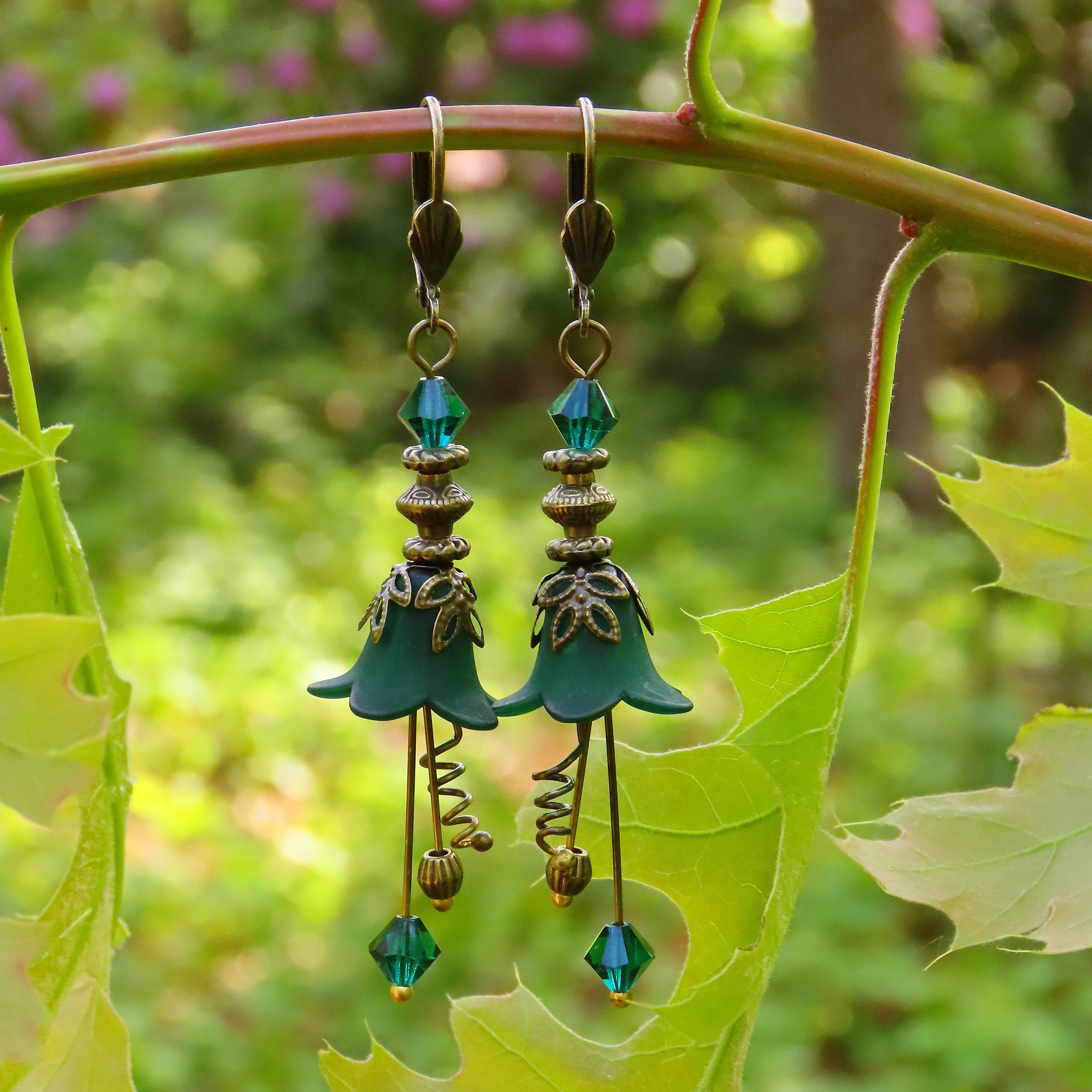 Green Lucite Flower Earrings - Image 13